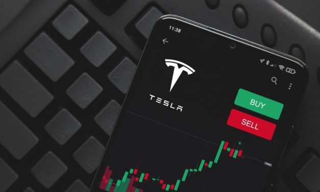 Bitcoin ist schuld: Tesla-Aktie immer weniger mit Nasdaq-Index korreliert