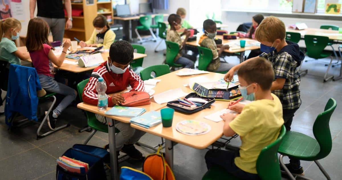 Schule: Eine Epidemiologin und ein Kinderarzt über die  Quarantäne-Regeln