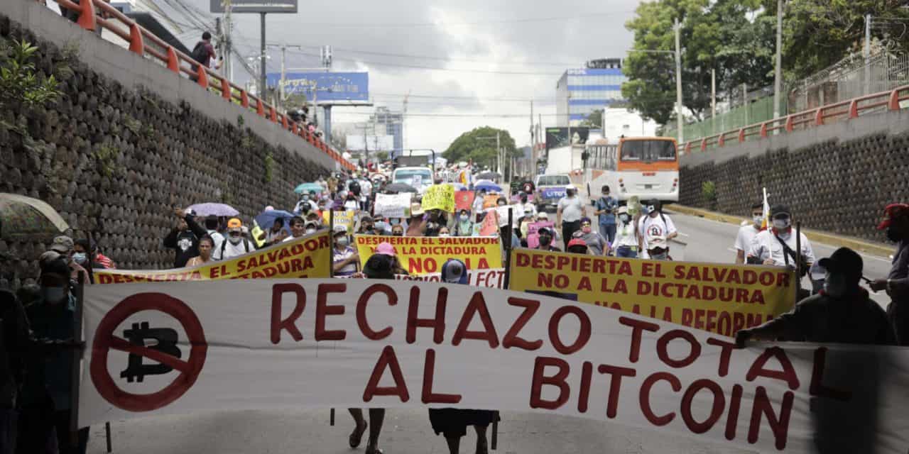 Brennende Bitcoin-Automaten in der Hauptstadt El Salvadors | BTC-ECHO