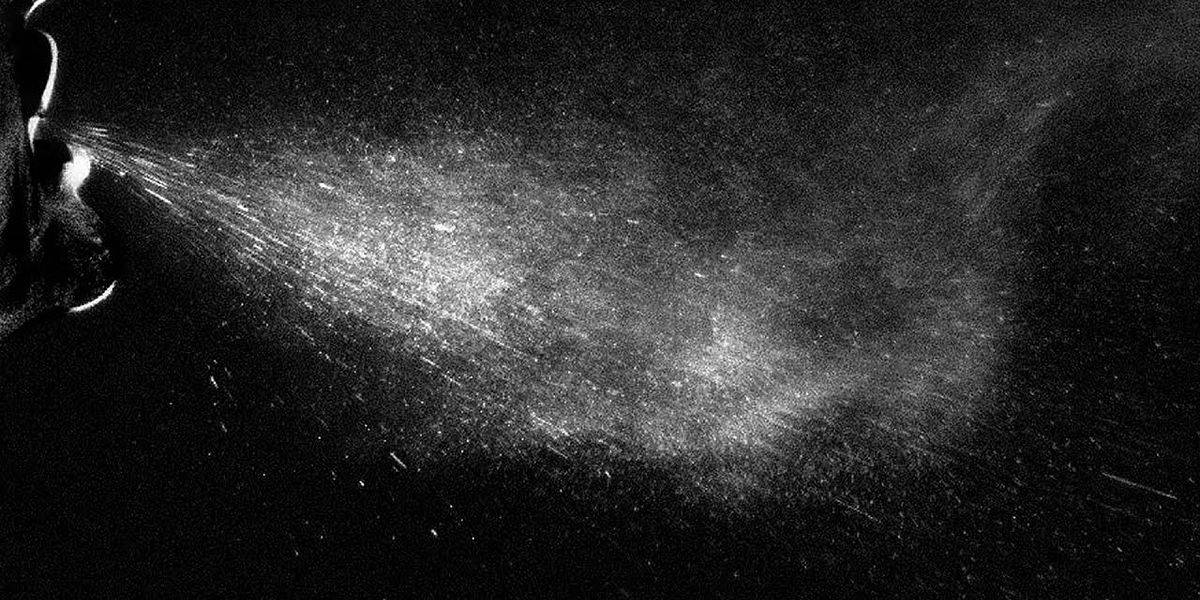 Potenziell infektiöse Tröpfchen bleiben länger in der Luft als gedacht