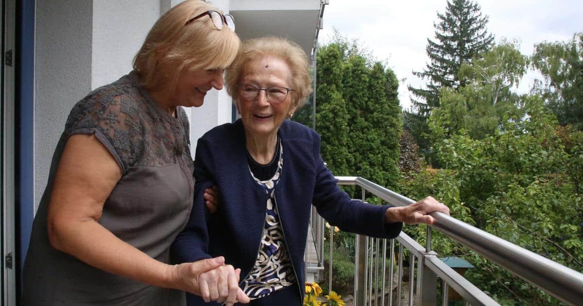 Pflege: So arbeiten die stillen Helferinnen