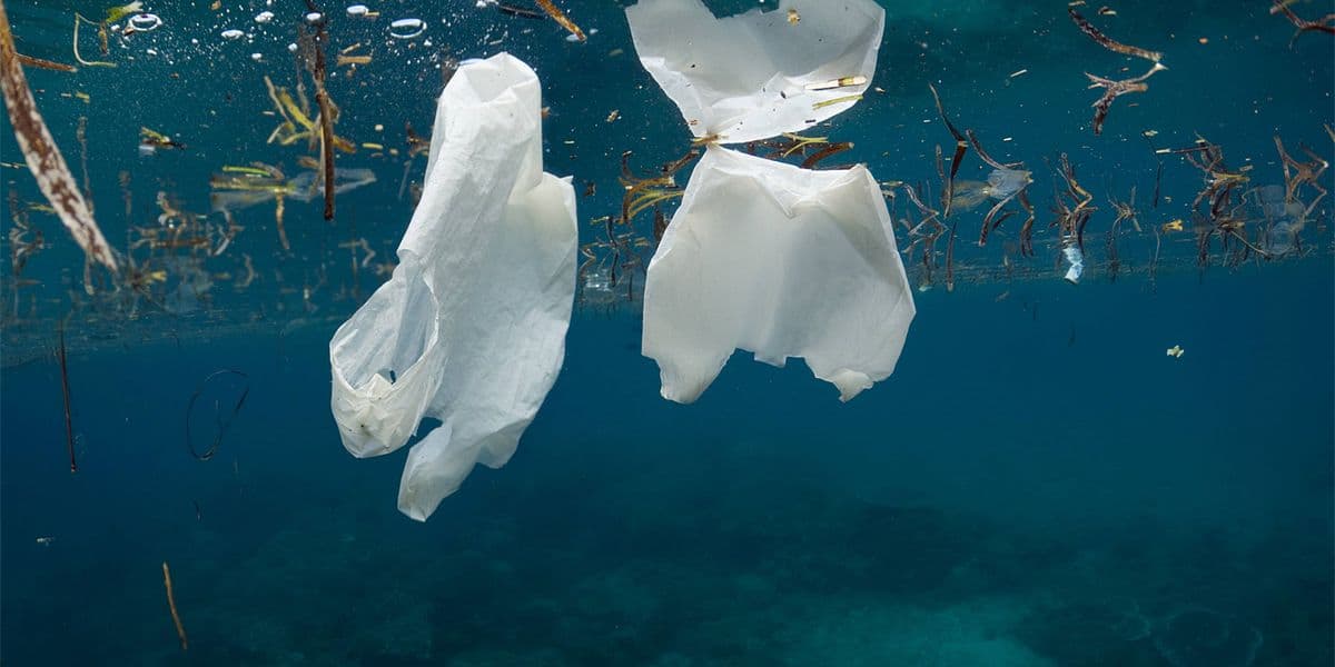 Verdrecktes Mittelmeer: Alleine an der Oberfläche treiben 3.760 Tonnen Plastikmüll