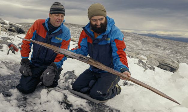 Älteste intakte Ski in Norwegen aus dem Eis geborgen