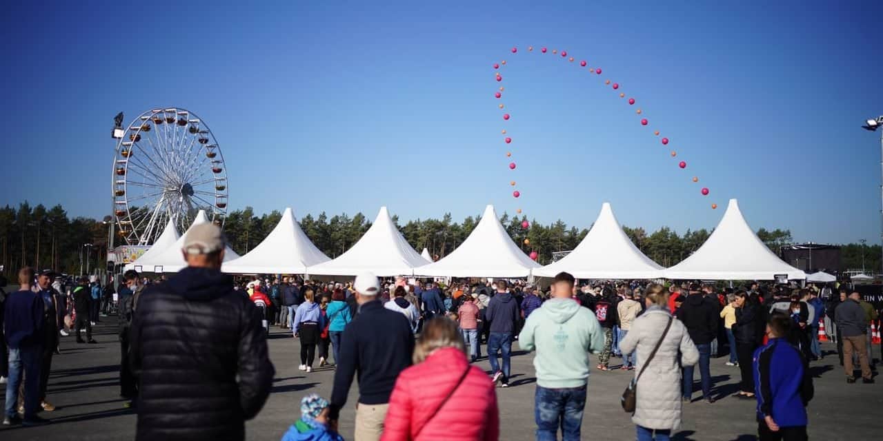 Tesla Gigafactory Grünheide präsentiert sich der Öffentlichkeit: Volksfest für Teslas Elektroauto-Werk