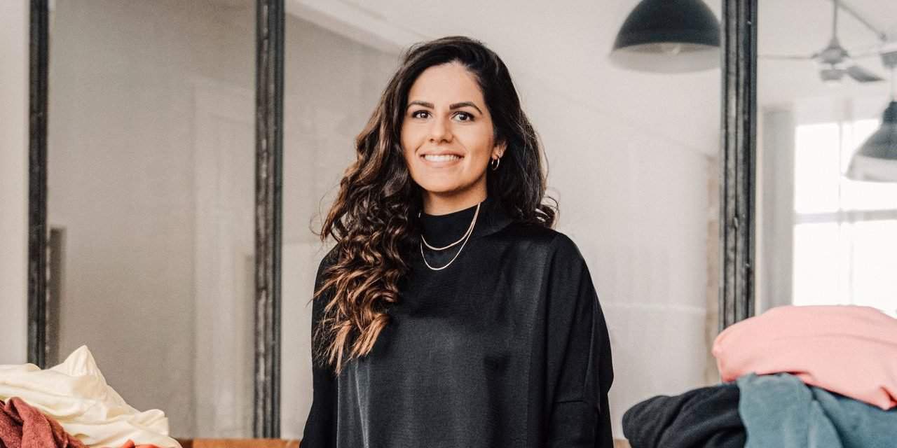 Kleiderly: Alina Bassi macht aus Altkleidern recyclebaren Kunststoff