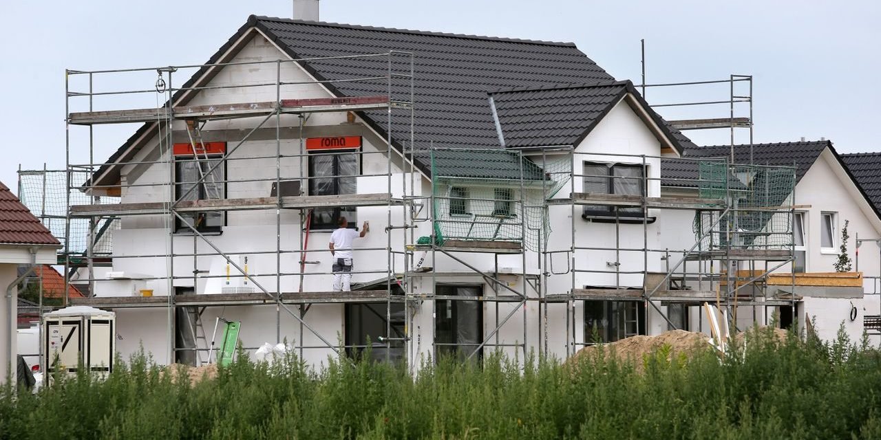 Immobilien: Häuslebauer und Immobilienkäufer nehmen so viel Kredit auf wie noch nie