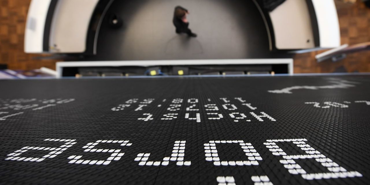 Börse: Dax schließt trotz Ifo-Index 0,36 % im Plus, SAP gefragt. Bitcoin legt zu