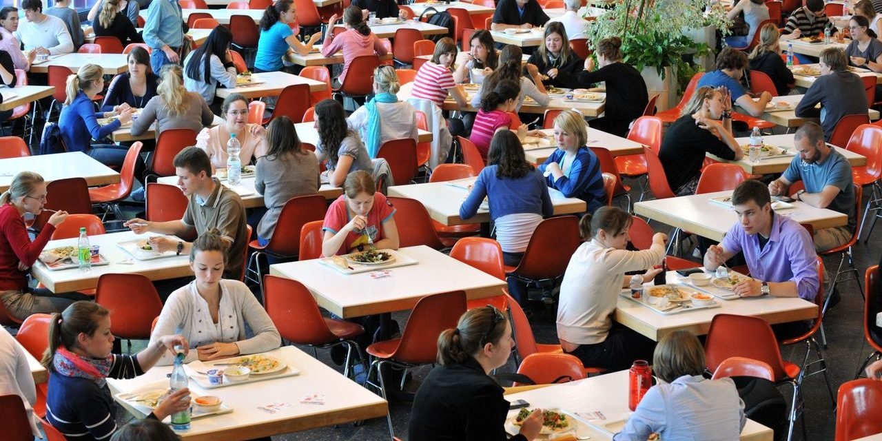 Kantinen für Geimpfte: Ohne Maske und Abstand bei Bayer und Alltours