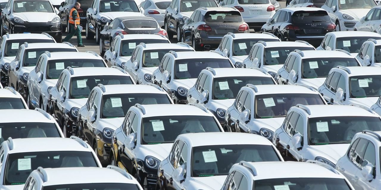 Neuwagen-Zulassungen: Zahl der Autoverkäufe weiter stark rückläufig