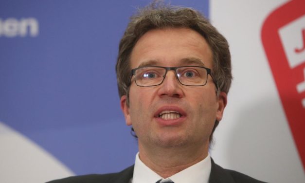 AMS-Chef Kopf klebt Impfnachweis an Bürotür