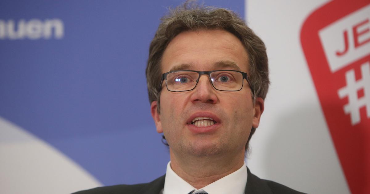 AMS-Chef Kopf klebt Impfnachweis an Bürotür