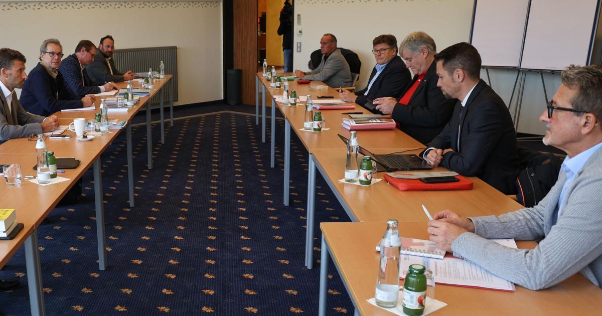 Metaller-Lohnverhandlungen: Nächtliche Einigung in fünfter Runde