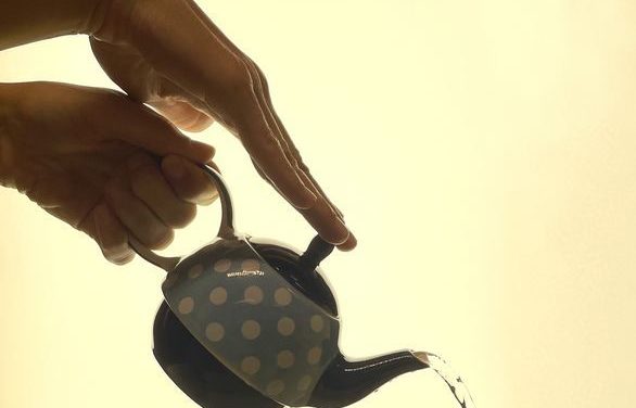 Wiener Forscher erklärt, warum Tee aus der Kanne danebengeht