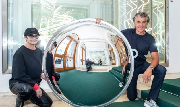 Installation von Brigitte Kowanz: Die Zeit im Spiegel