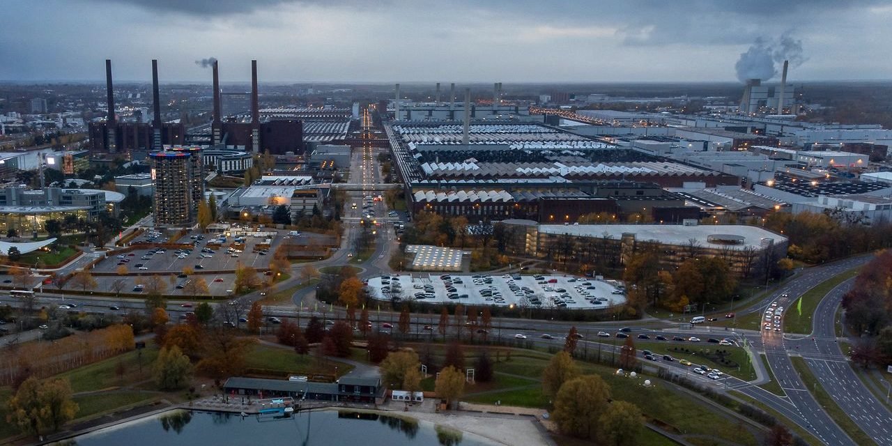 Greenpeace und Fridays for Future: Umweltschützer reichen Klage gegen Volkswagen ein