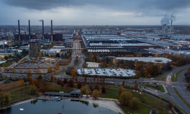 Greenpeace und Fridays for Future: Umweltschützer reichen Klage gegen Volkswagen ein