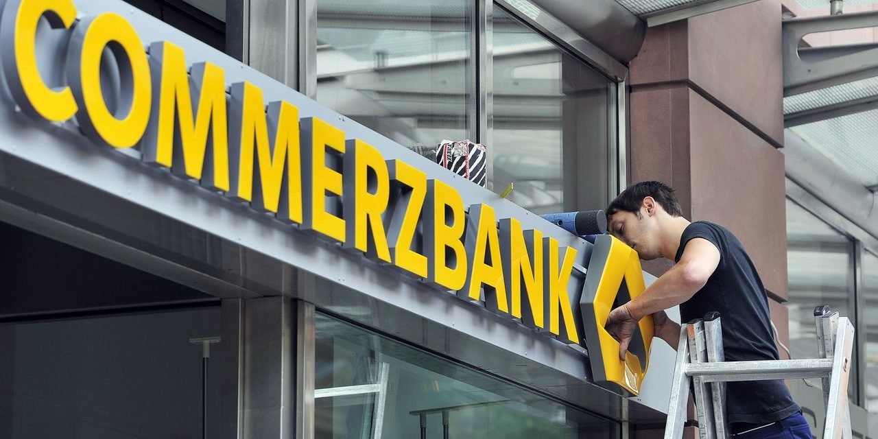 Negativzinsen bei Sparbüchern: Verbraucherschützer verklagen Commerzbank