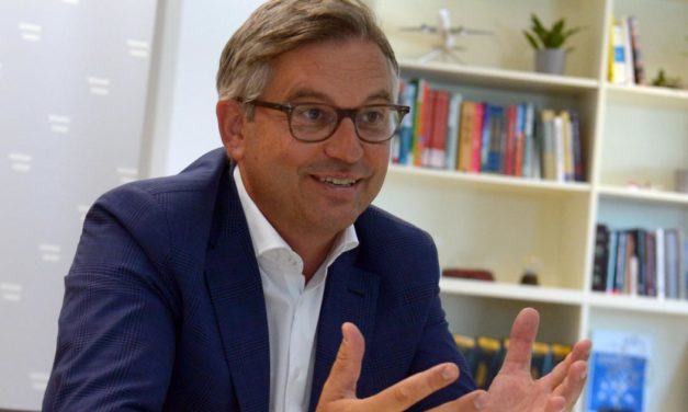 Klimastaatssekretär will Fliegen etwas weniger klimaschädlich machen