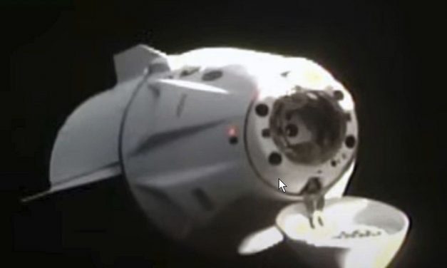 Besatzung des Crew Dragon schwebt in der ISS ein