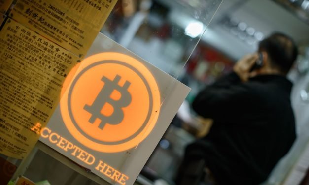Bitcoin mit Kursrutsch, Kryptowährung bricht ein und Dax bleibt auf Rekordjagd
