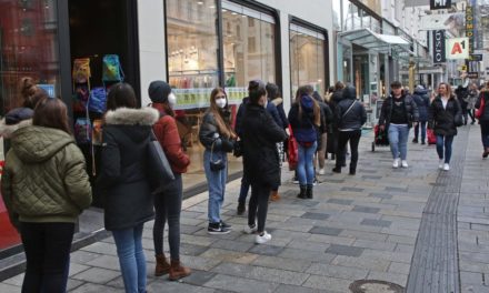 Nachgefragt: Warum wollen  hunderte Menschen in einen Handy-Shop?