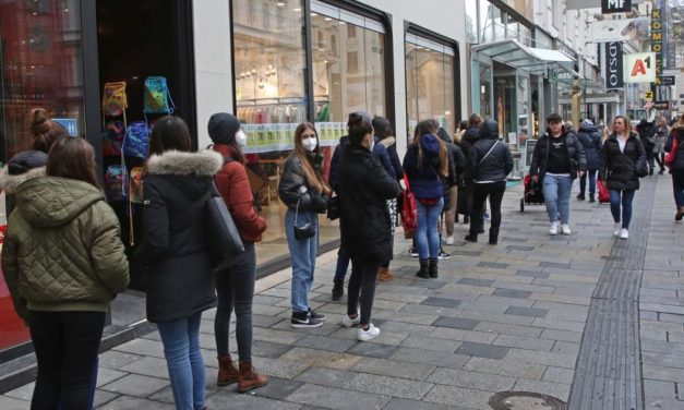 Nachgefragt: Warum wollen  hunderte Menschen in einen Handy-Shop?