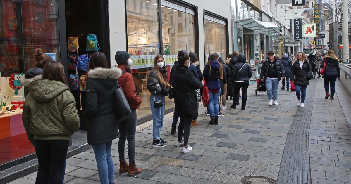 Nachgefragt: Warum wollen  hunderte Menschen in einen Handy-Shop?