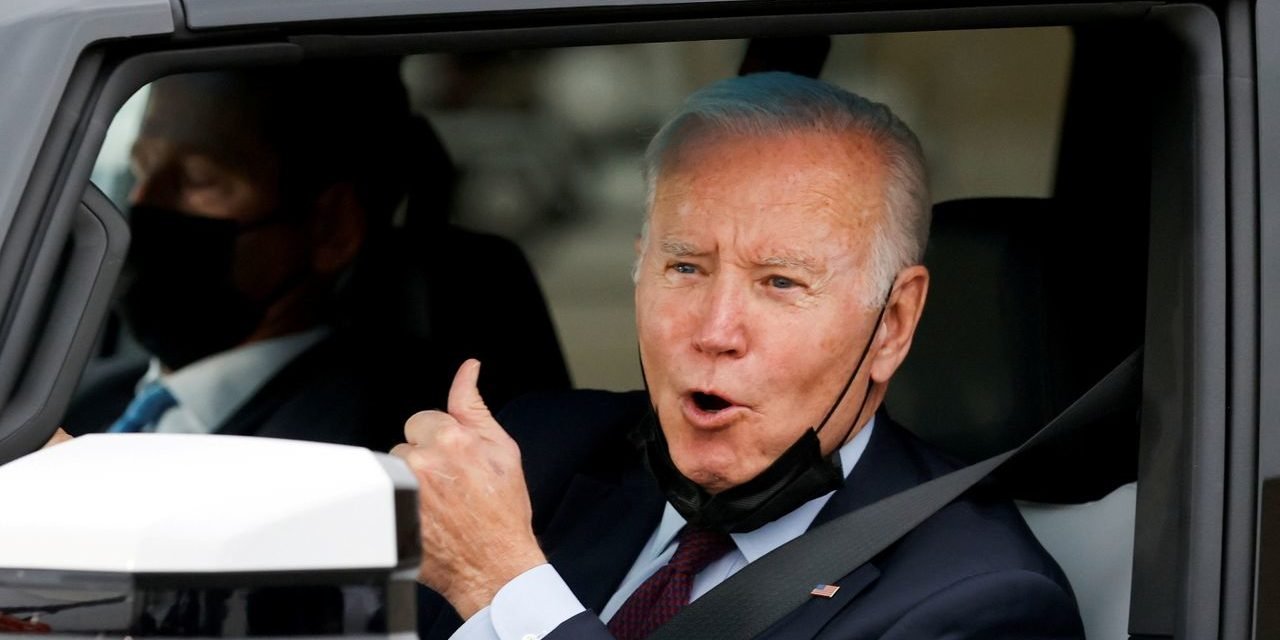 Joe Biden: Präsident der USA fährt im elektrischen Hummer