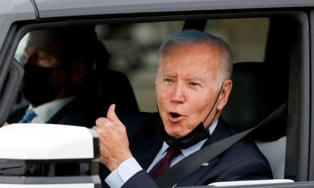Joe Biden: Präsident der USA fährt im elektrischen Hummer