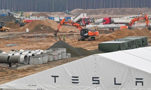 Tesla wegen frauenfeindlicher Atmosphäre in Werk verklagt