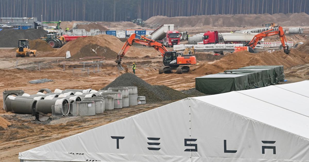 Tesla wegen frauenfeindlicher Atmosphäre in Werk verklagt