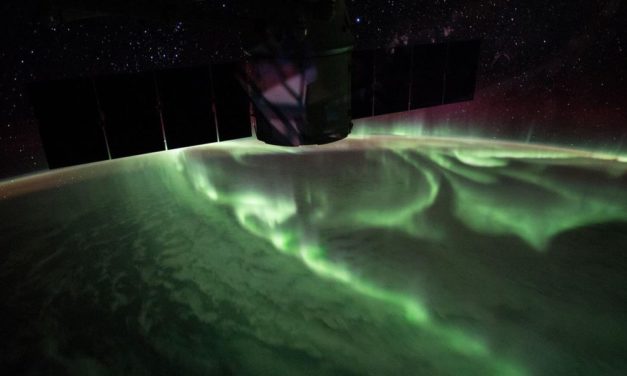 Wenn Polarlichter wie Perlenketten leuchten