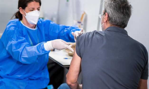 Er wollte keine Spritze: Mann ging mit Silikonarm zum Impfen