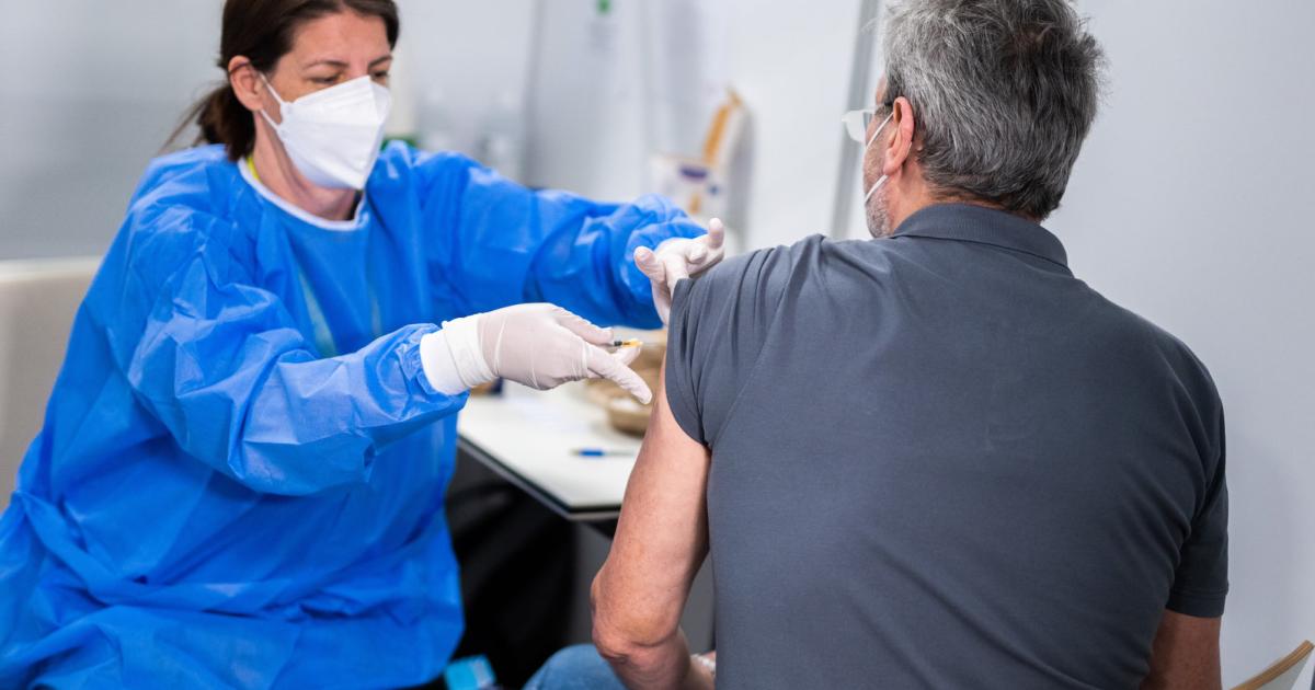 Er wollte keine Spritze: Mann ging mit Silikonarm zum Impfen