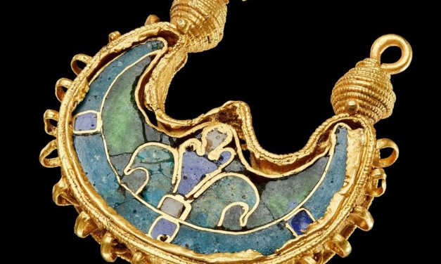 Dänemark: Seltener goldener Ohrring aus dem 11. Jahrhundert auf Feld gefunden