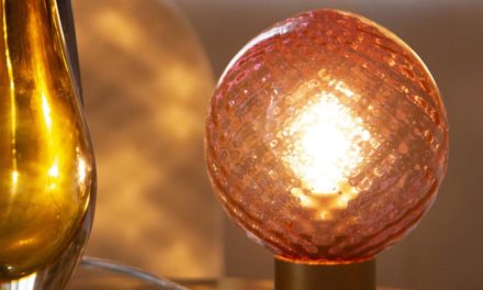 All about Eve: Tischlampe mit mundgeblasener Glaskugel