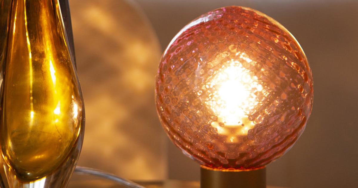 All about Eve: Tischlampe mit mundgeblasener Glaskugel