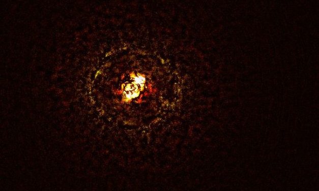 Verblüffender Gigant in einem heißen Doppelsternsystem