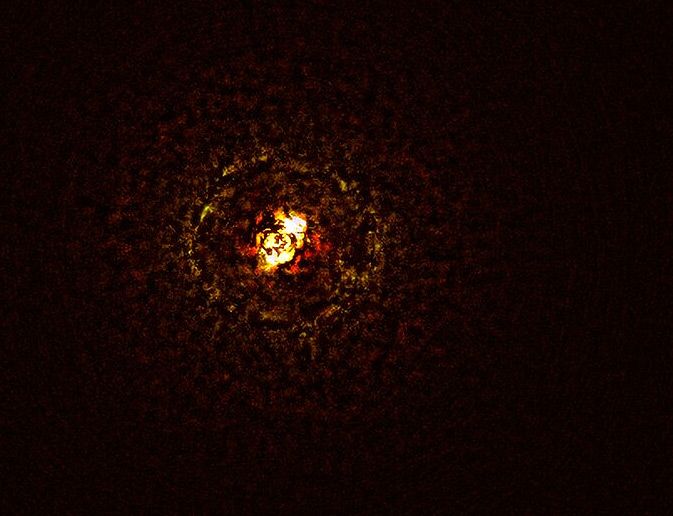 Verblüffender Gigant in einem heißen Doppelsternsystem