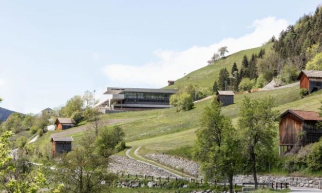 Neues Sportzentrum: die Dorfbewohner bauen mit