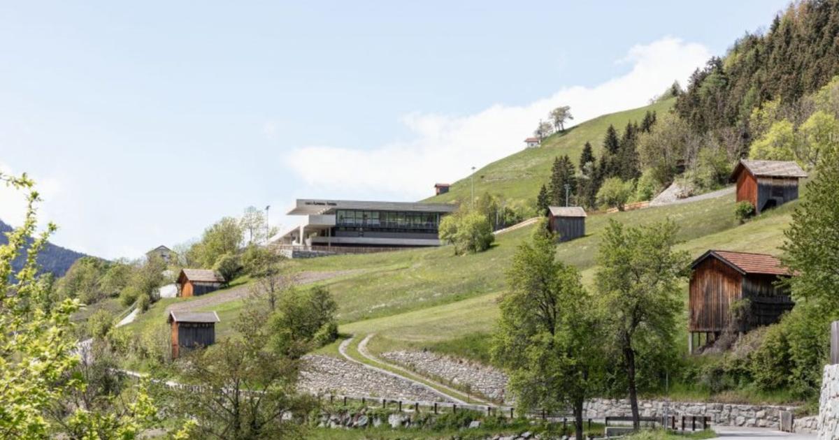 Neues Sportzentrum: die Dorfbewohner bauen mit