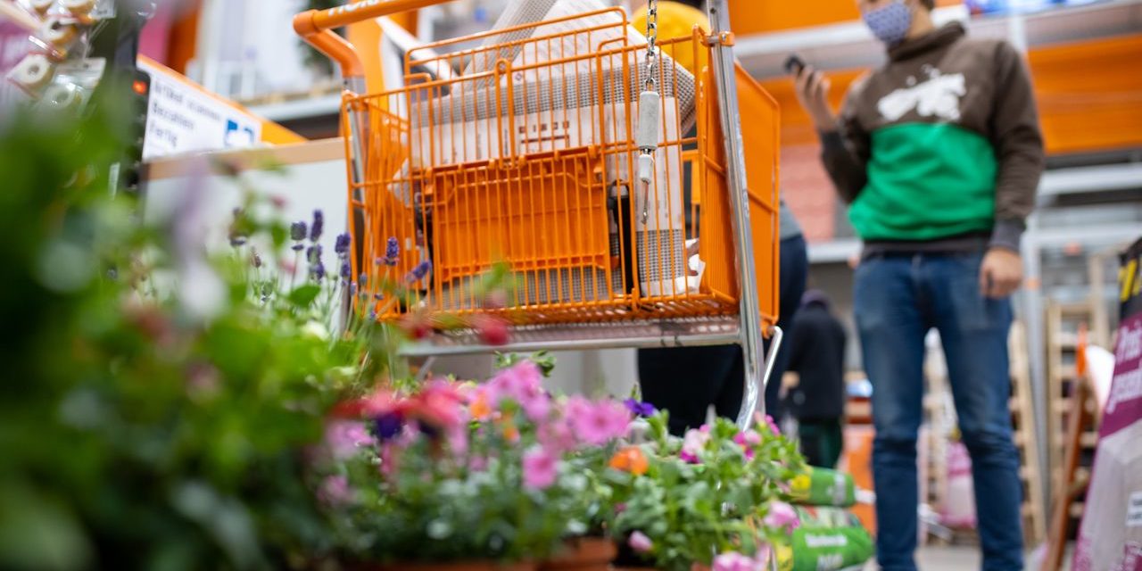 Hornbach AG: Aktie schießt hoch; Holding will Baumarkttochter ganz, Delisting geplant