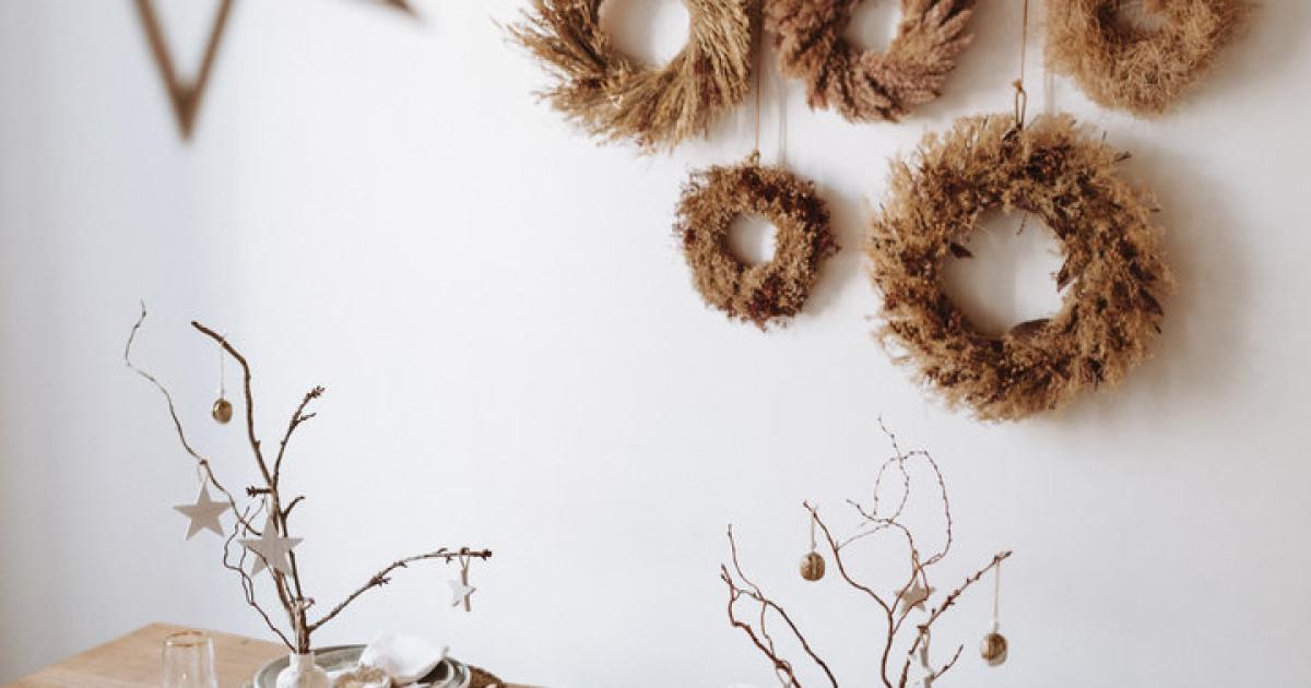 Natürliche Tischdeko: Geschmückt mit Nüssen und Federn