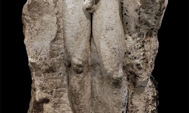 Unvollendete antike Statue mitten in der Stadt ausgegraben