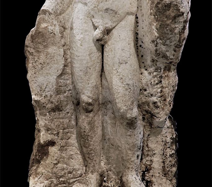 Unvollendete antike Statue mitten in der Stadt ausgegraben