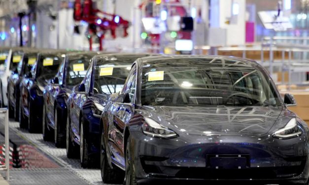 Tesla ruft fast 54.000 Autos wegen Sicherheitsrisiken zurück
