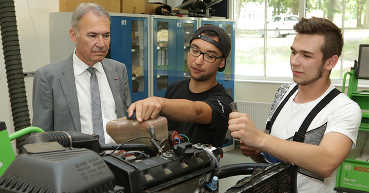 Der Industrie fehlen rund 10.000 Lehrlinge