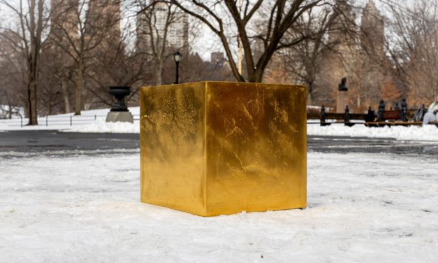 Goldener Würfel in New York ist Werbung für NFT Sale