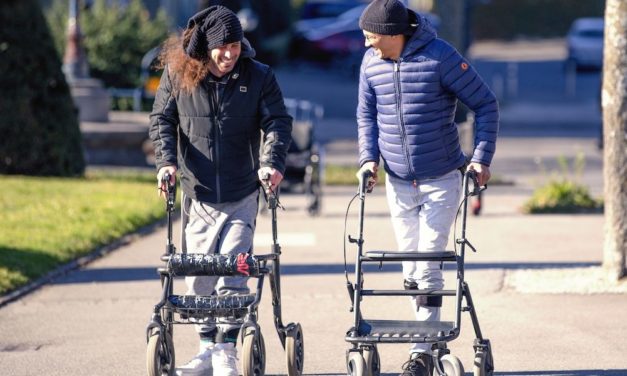 Neuroimplantat lässt Gelähmte wieder gehen – mit Rollator