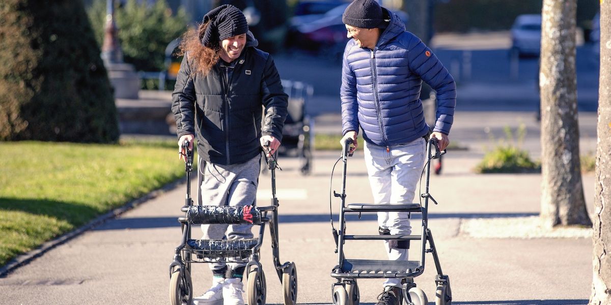 Neuroimplantat lässt Gelähmte wieder gehen – mit Rollator
